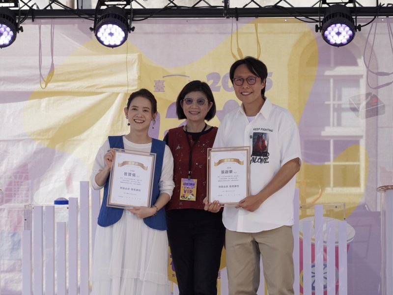 賴董事長與活動大使曾寶儀及張啟樂合照。