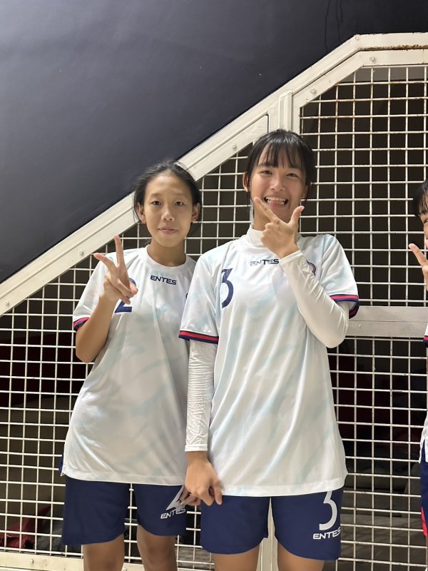 本市楠梓高中2位選手王苹恩(右)、沈雯珈(左)代表中華隊出征五人制足球代表隊銅牌。（教育局提供）