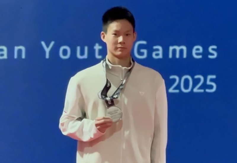 新莊高中李瀚在游泳男子100公尺自由式勇奪銀牌。（教育局提供）