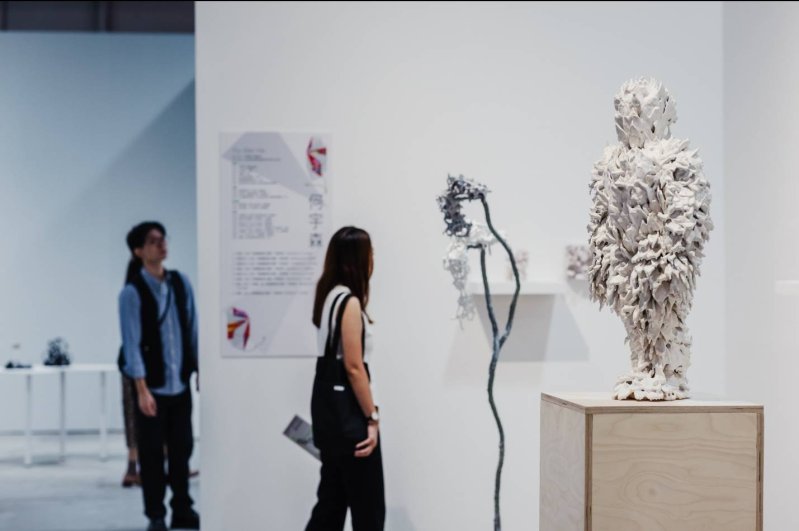 2025高雄漾藝術博覽會自即日起於駁二大勇區P3倉庫精彩揭幕。