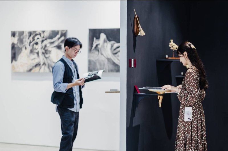 2025高雄漾藝術博覽會自即日起於駁二大勇區P3倉庫精彩揭幕。