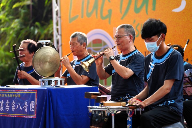 福安國小客家八音社攜手登台演出。（教育局提供）
