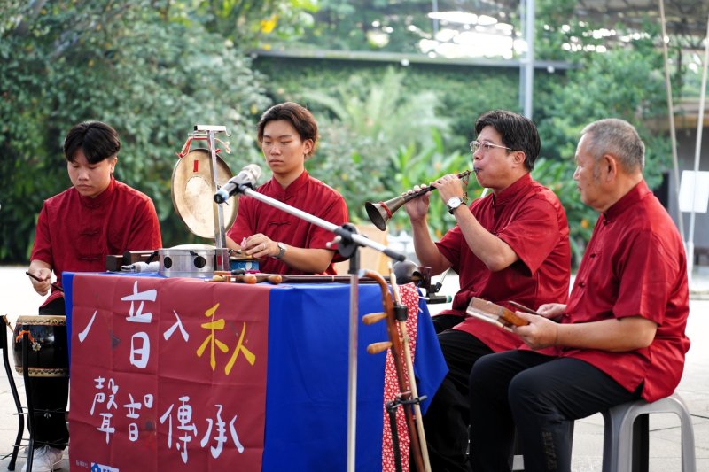 福安國小客家八音社攜手登台演出。（教育局提供）