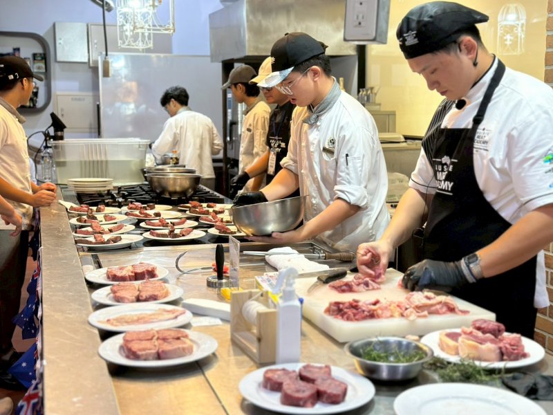 邀請澳洲肉類畜牧協會舉辦「澳洲牛肉風味品測體驗」，讓校友與師生探索牛肉的多樣風味與特性。