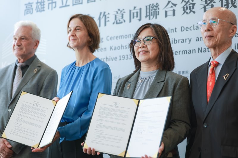 高雄市立圖書館與德國國家圖書館流亡檔案館（Deutsches Exilarchiv 1933–1945）正式簽署合作協議。右一為前臺灣駐法大使呂慶龍、右二為高雄市立圖書館館長李金鴦、左一為前德國駐日大使Stanzel，左二德國國家圖書館流亡檔案館館長Dr. Sylvia Asmus