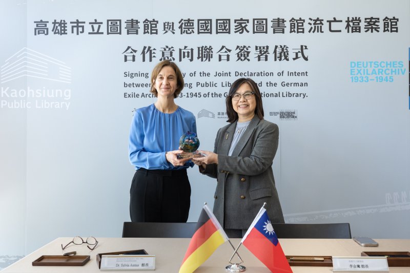 高雄市立圖書館館長李金鴦與德國國家圖書館流亡檔案館館長Dr. Sylvia Asmus正式簽署合作協議。