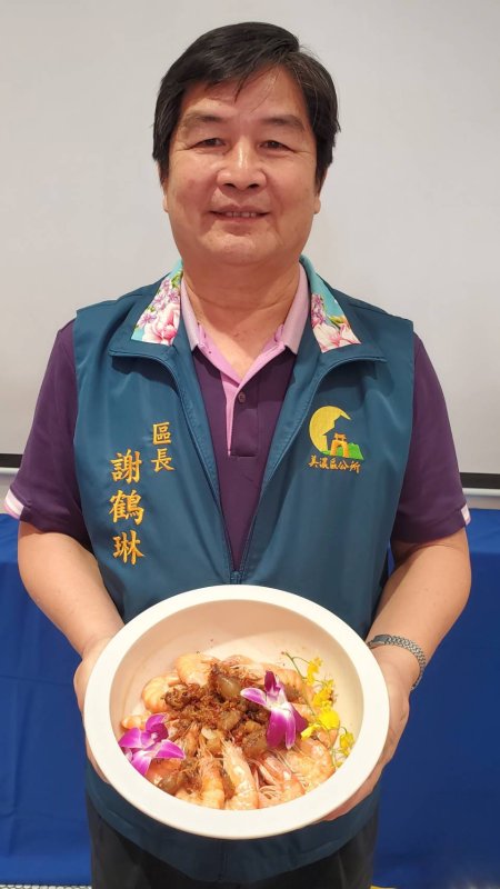 圖／區長謝鶴琳端出早鳥限定，只要提前於11月30日前完成認桌，再加碼贈送價值約500元以上的XO醬海大蝦板條一大鍋。5888元享11道菜，還送市價2千元的福袋，真是很澎湃。(漾新聞記者陳雯萍攝)