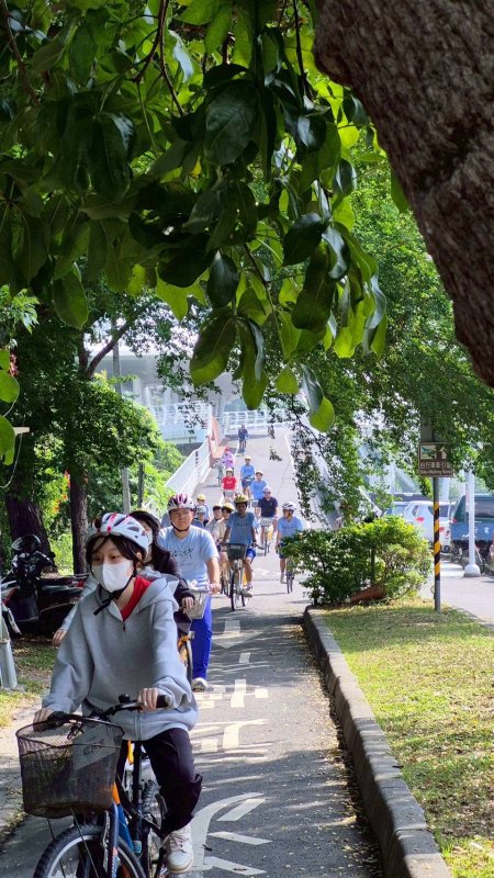 蓮池潭的光影與車道的節奏交織成今日課堂的風景，而左營高中也在這片湖光水色之間，為學生點亮「安全通勤」的航道。