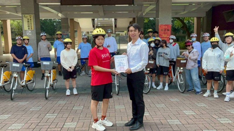 校長林百鴻頒發證書予訓練完成的學生。