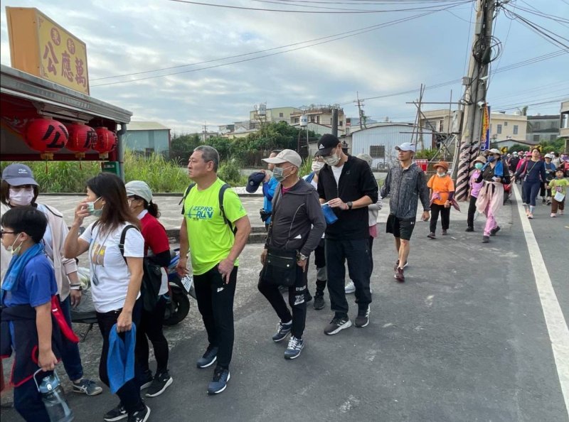 一大群人浩浩蕩蕩，宛如一條人龍在蛇行。（周敏煌攝）