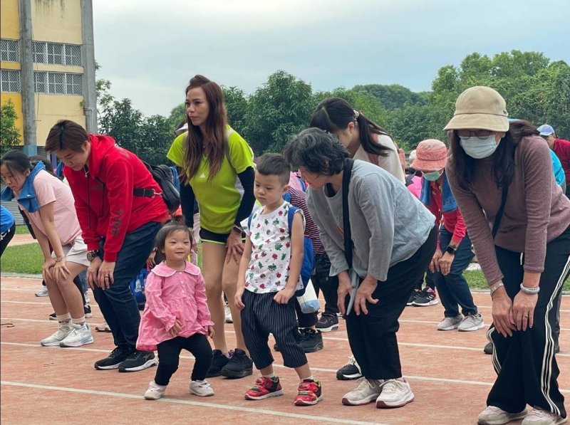 有的鄉親一大早攜老扶幼，有的一路牽著毛小孩齊步走。（周敏煌攝）