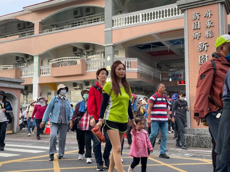 有的鄉親一大早攜老扶幼，有的一路牽著毛小孩齊步走。（周敏煌攝）