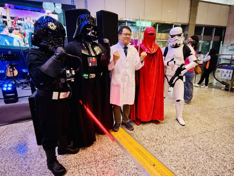 星戰501軍團與藍國忠院長宣示演唱會大成功。