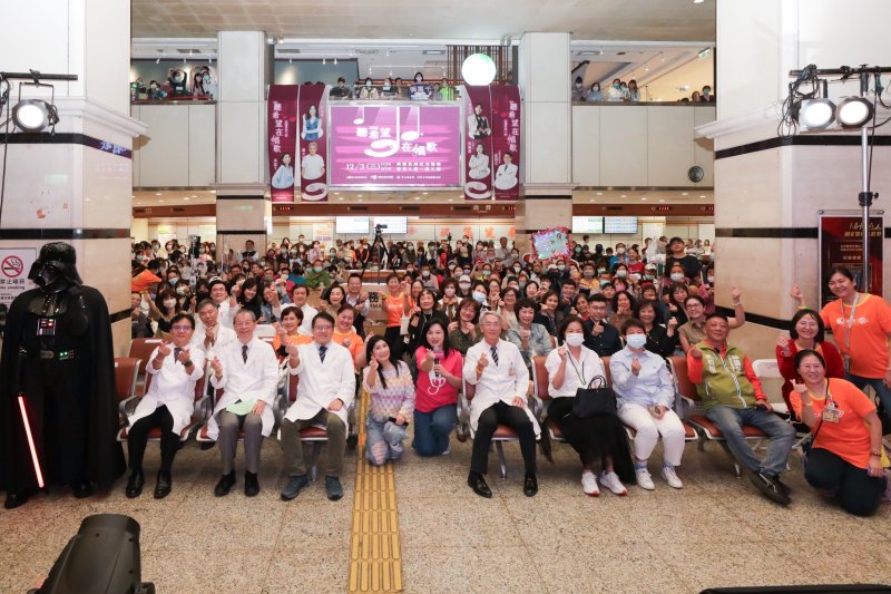 演唱會大合照，現場4-5百人開心合唱。