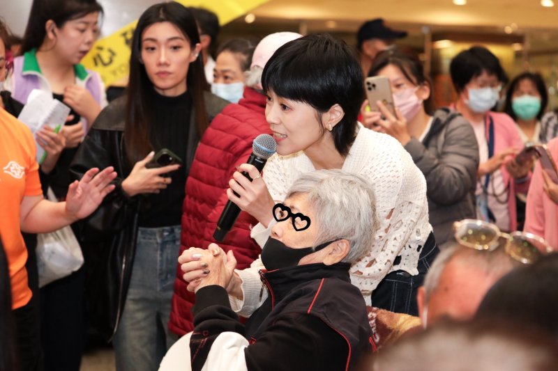 歌后曹雅雯與病人溫馨互動。