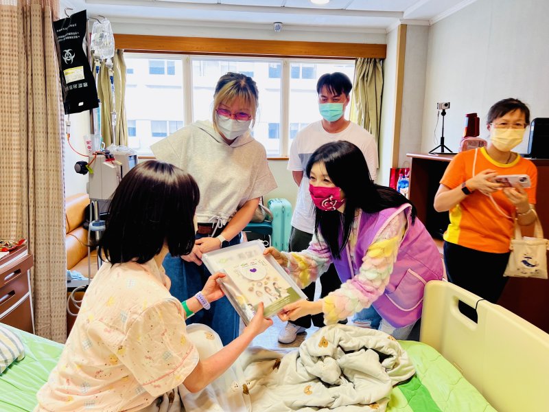 藝人黃嘉千訪視癌友並送上祝福禮物。