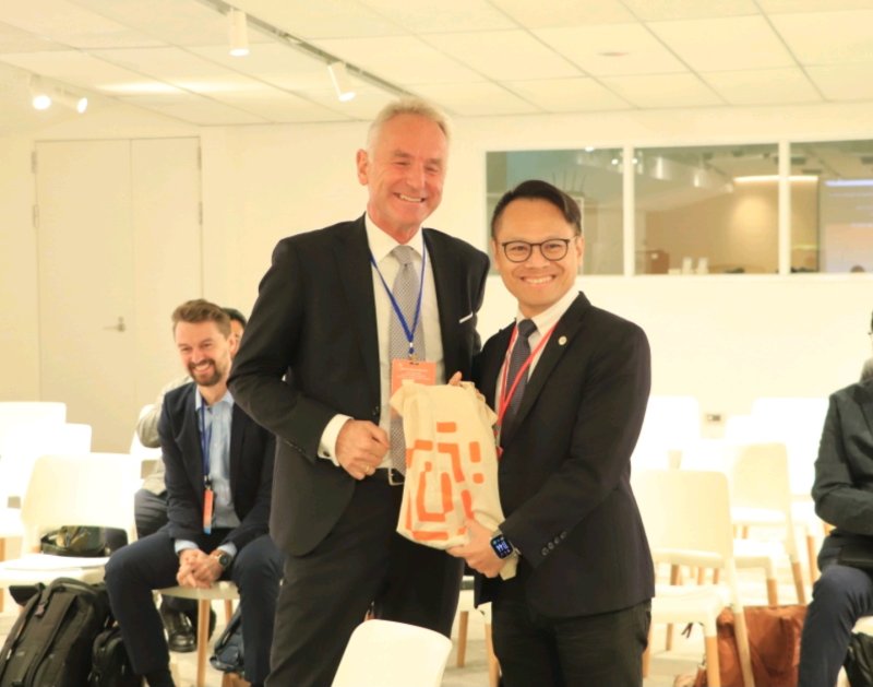 德國THWS與高科大有長期的夥伴關係，高科大副校長兼永續長郭俊賢(圖右)也連續二年與THWS合作永續議題之會議，再次於台灣合體倍感親切，THWS教授Ulrich Müller-Steinfahrt (圖左)特地準備紀念品致贈郭俊賢副校長。