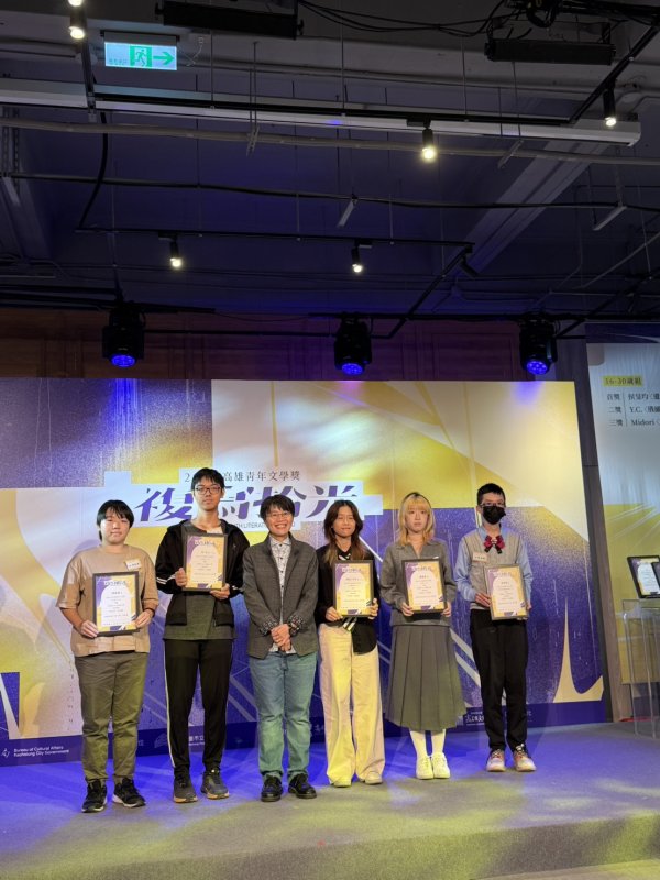圖／高雄女中勇奪雙首獎　青年文學獎場內場外都寫滿青春亮度。