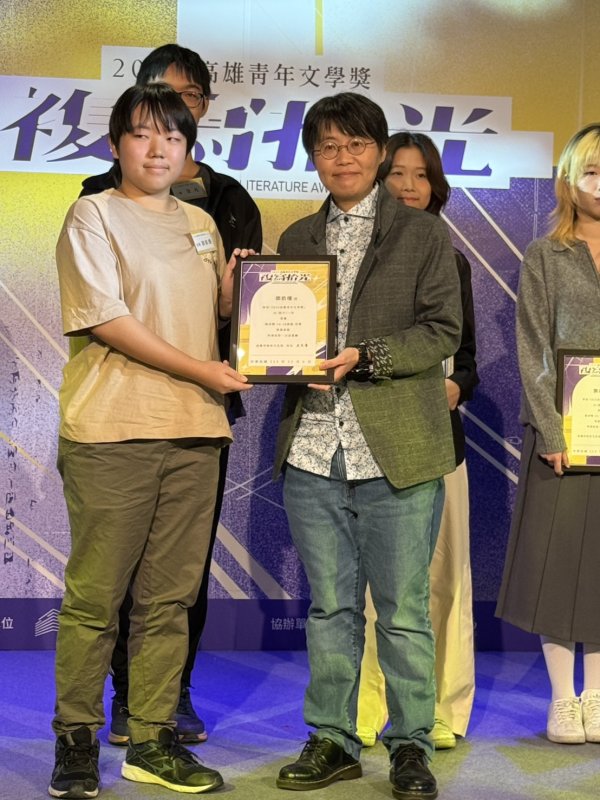 圖／高雄女中勇奪雙首獎　青年文學獎場內場外都寫滿青春亮度。