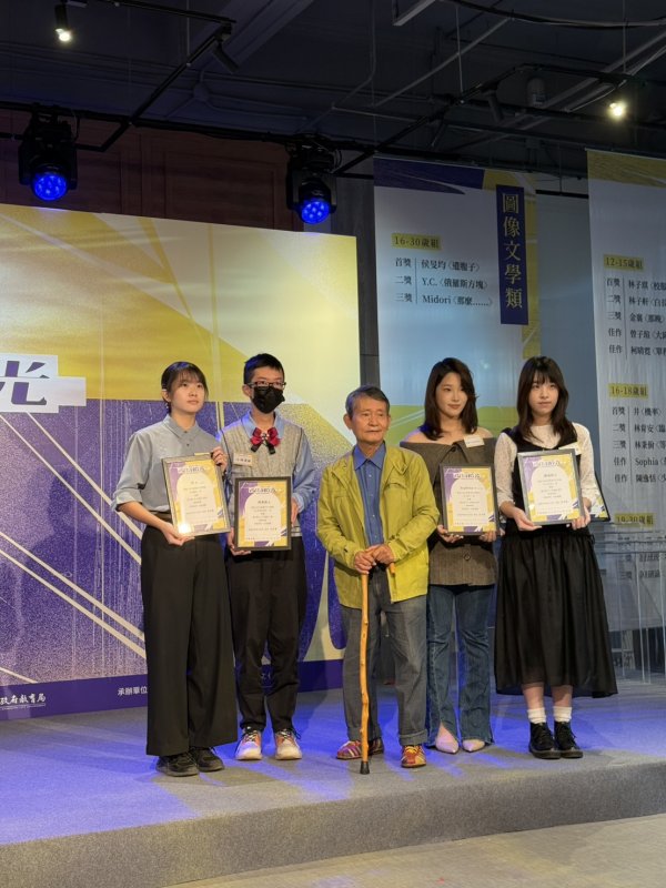 圖／高雄女中勇奪雙首獎　青年文學獎場內場外都寫滿青春亮度。