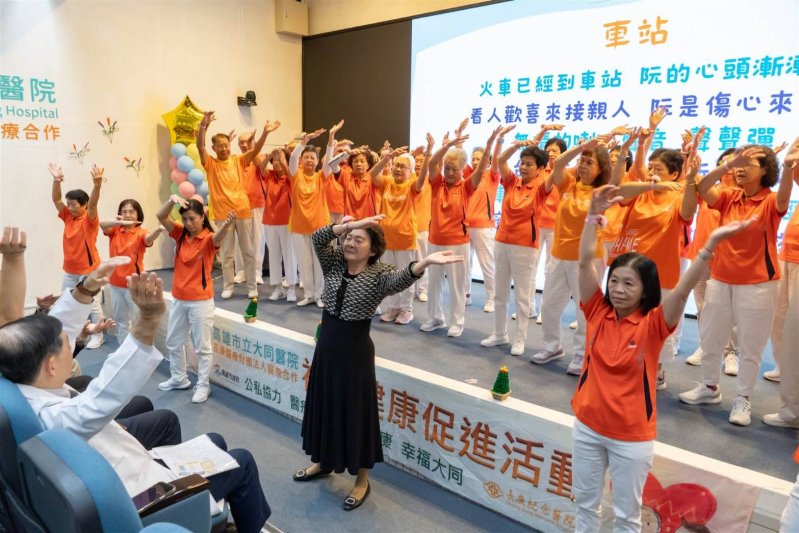 據點長輩夥伴表演。