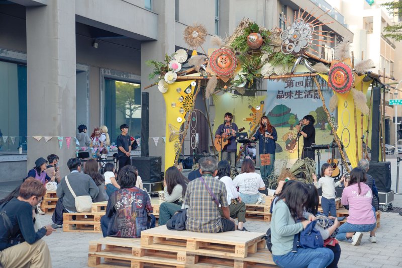  「第四屆品味生活節」昨（13）日在青年局轄下 Pinway 駁二8號倉庫熱鬧登場，現場除永續工作坊和市集外，舞台展演邀請「水管阿民」、「Mimofatguy」、「田雞意麵」等團隊帶來風格舞台演出。