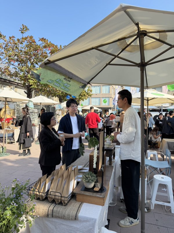 今年品味生活節以「高雄山海共生」為主軸，邀請來自高雄六龜的「發現•山茶FAXIAN SHAN CHA」，茶農夫妻檔返鄉務農逾十年，堅持不矮化茶樹、不以人工方式驅蟲，以維持昆蟲棲地與茶園生態平衡。(圖中央為林楷軒局長、圖左為汪小芬副局長)。