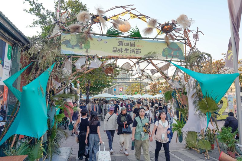 「第四屆品味生活節」昨（13）日起一連兩天於高雄市政府青年局轄下 Pinway 駁二 8 號倉庫熱鬧登場。入口處由藝術團隊 Deka Dance（豬腳跳舞）打造限定大型永續裝置拱門，以漂流木、廢棄布料與生鏽金屬等回收素材重組創作，結合山海地形、城市線條與再生意象，成為活動亮點之一。