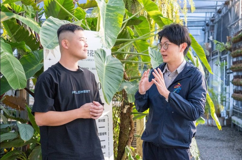 青年局局長林楷軒(右)親訪「阿金的便秘花園」，並與負責人宋致穎(左)交流創業歷程。