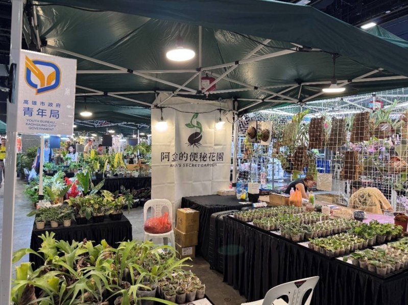 「阿金的便秘花園」在青年局海外參展補助的協助下，前往新加坡參與2025亞洲水族園藝展。(業者提供)