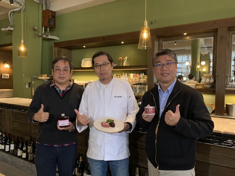 台中TU PANG地坊餐廳綠星主廚張皓福與國立高雄科技大學今(16)日合作餐會，推出「紅豆創意餐桌」。左起：東海大學食品科學系副教授邱致穎、地坊餐廳主廚張皓福、高科大水食系教授侯智耀。(高科大提供)