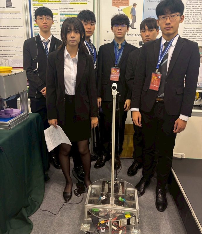  研發團隊成員身著正式服裝，與「即時追蹤機器人」（A Real-time Tracking Robot）原型機合影。(正修科大提供)