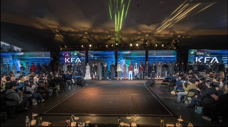 第六屆高雄時尚大賞總決賽昨（20日）晚於衛武營榕樹廣場登場，伊林模特與潮模訓練營選拔出的模特新星，動態呈現8組新銳品牌入選決賽的40套創作作品，展現青年設計多元風格與創作能量。