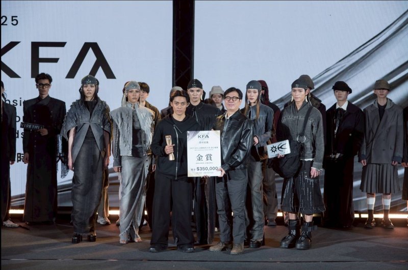 高雄市長陳其邁（右）出席第六屆高雄時尚大賞總決賽，親自頒發金賞獎項予以得獎設計品牌「TZUNUK」，以行動肯定青年設計實力，支持新銳品牌邁向國際。