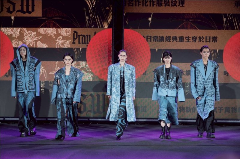 品牌「OSW」承載聖經意涵的名作化作服裝紋理，讓經典重生穿於日常，呼應永續循環，賦予萬物新的價值。同時獲得銀賞與永續時尚賞肯定。