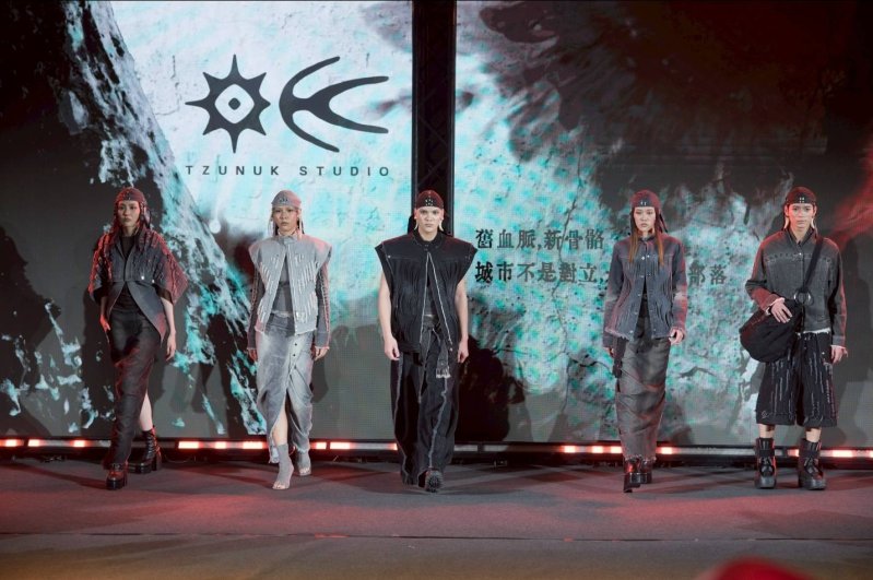 金賞獲獎品牌「TZUNUK」，以自身為都市化原住民為靈感，詮釋傳統服飾與現代服裝的結合。