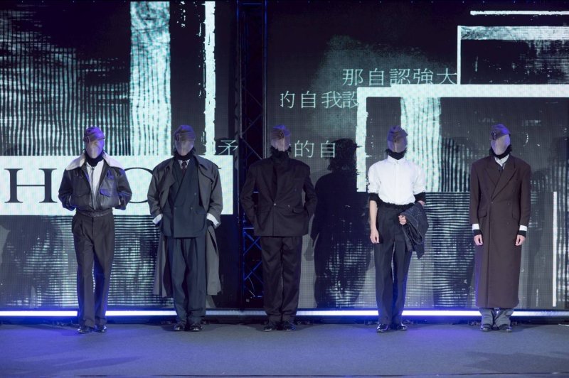 「THEON」設計上運用被稱為盔甲經典男裝廓型來呈現視覺上與精神上極度矛盾的自我，抱回銅賞大獎。