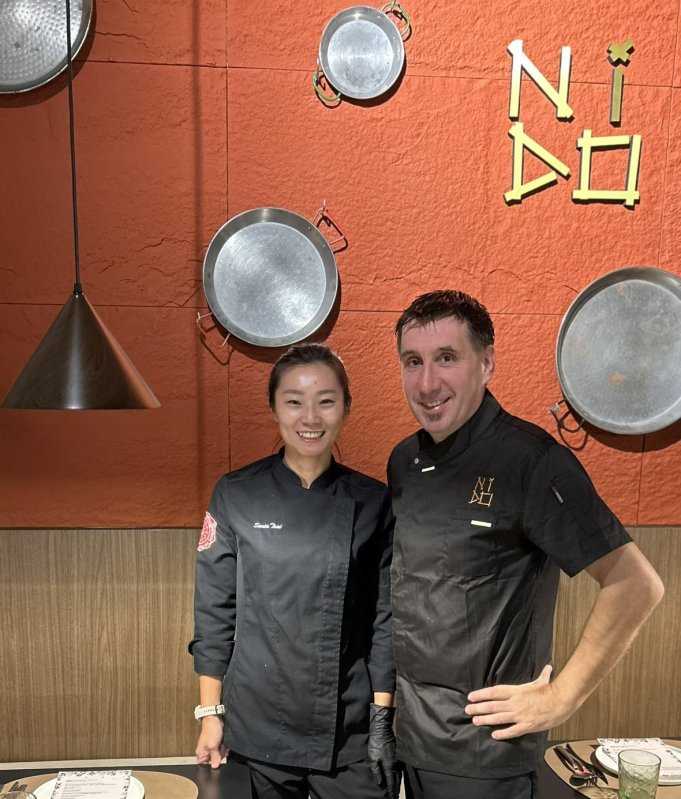 青創品牌「Nido Spanish Cuisine」由西班牙主廚 Jon（右）與負責人 Sonia（左）攜手將西班牙美食帶入高雄，透過料理傳遞文化記憶，打造兼具溫度與深度的西班牙飲食體驗。（圖片來源：業者提供）