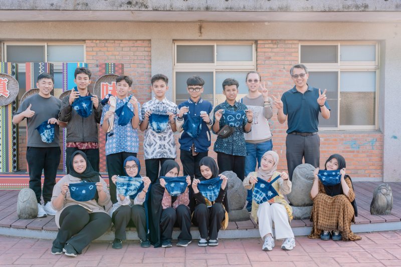 校方特別安排了傳統的「藍染體驗」課程。