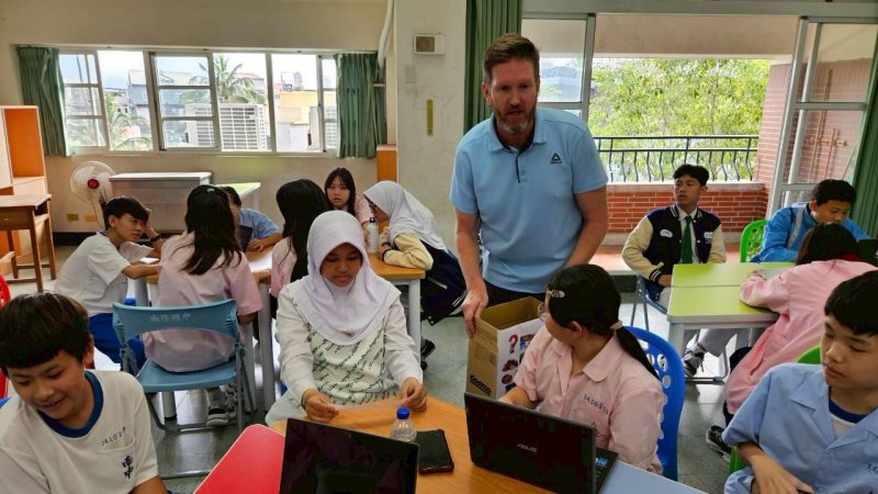 「國際議題」課程中，兩國學生針對全球環境挑戰展開深度對話。