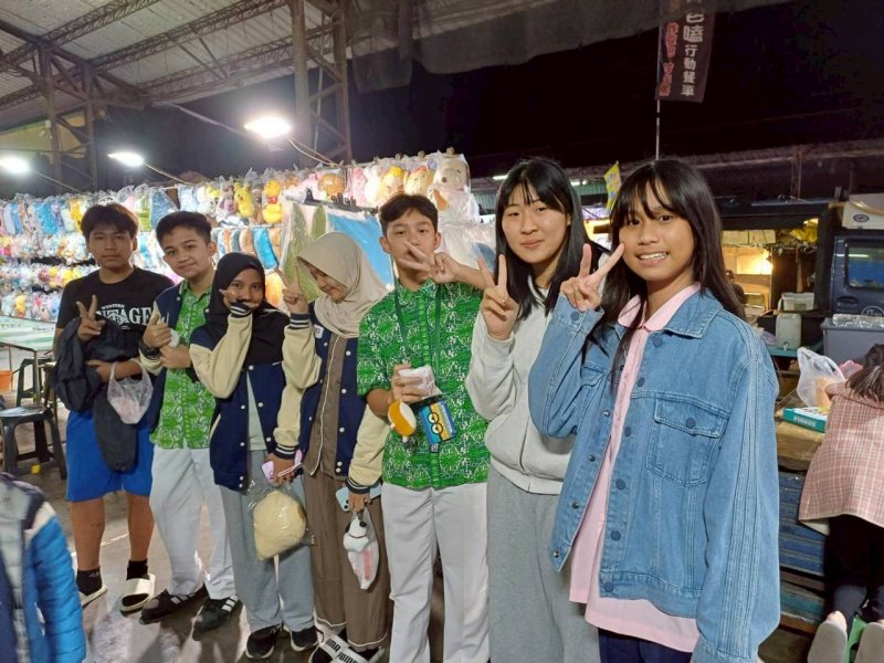 接待家庭學生帶領印尼學生體驗夜市文化。