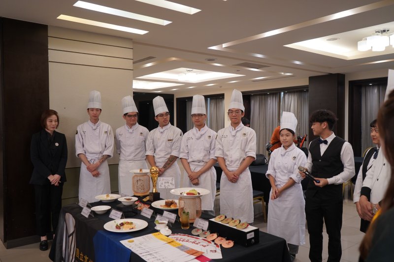 高餐大餐管系內外場合作無間，贏得「FHM國際廚藝競賽」團體金牌