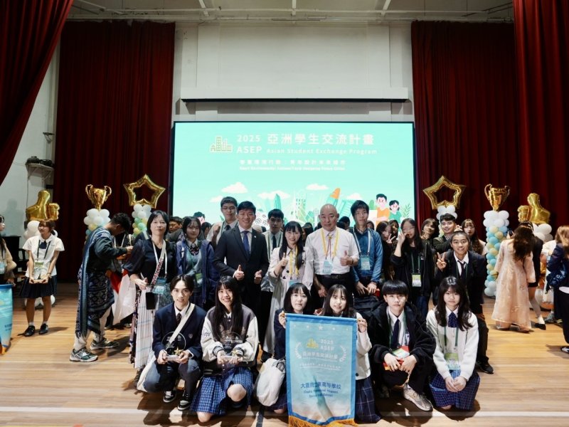 小港高中與日本大阪府立東高等學校合作的提案設計出「智慧型垃圾桶」有效提升大眾參與資源回收的意願，拿下金獎。