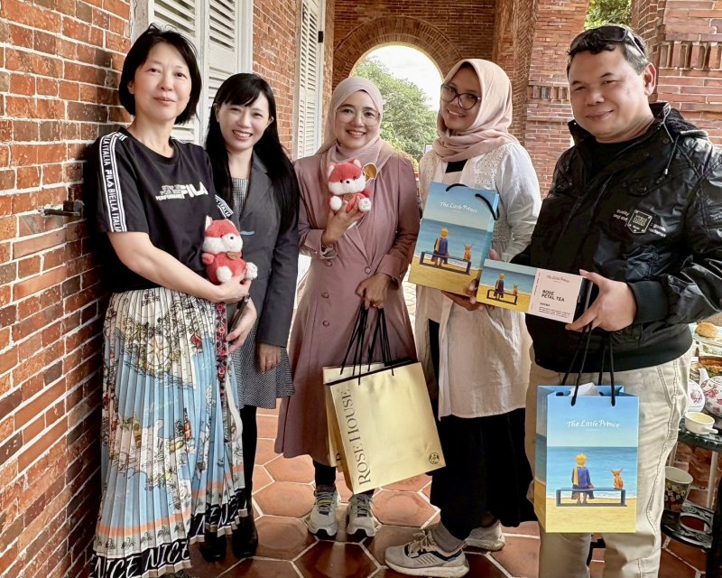 小港高中團隊帶領姊妹校師長前往左營龍虎塔、西灣英國領事館，感受高雄的歷史人文。