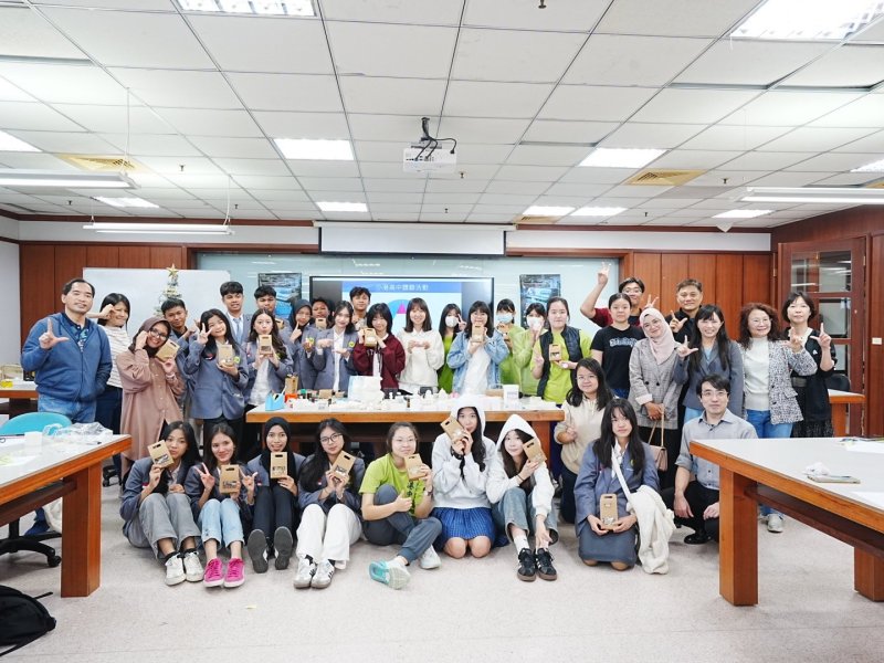 外籍師生在29日造訪義守大學，親手體驗AI、半導體實作及3D列印課程。