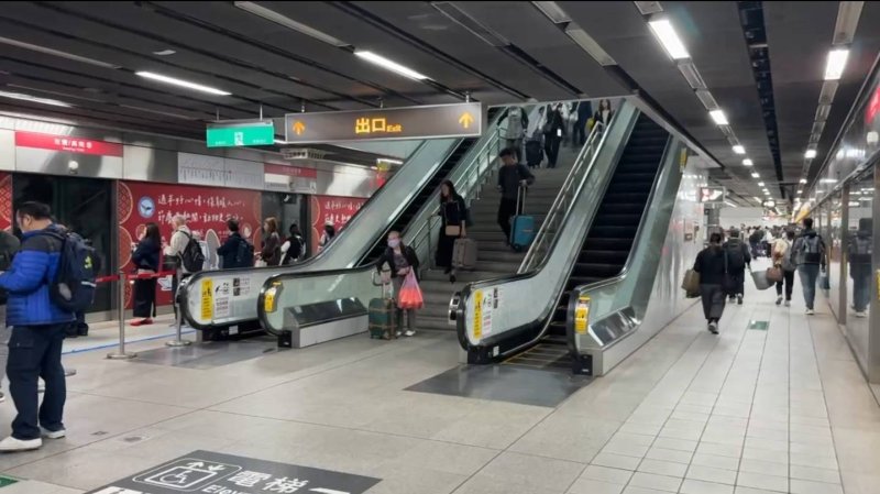 捷運高鐵站變電箱跳脫，手扶梯、電梯無法運作，民眾拖大行李相當不便。
