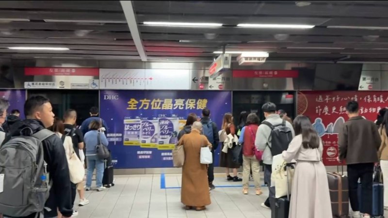 捷運高鐵站變電箱跳脫，手扶梯、電梯無法運作，民眾拖大行李相當不便。