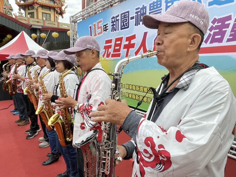 活動由鄉親自組的新樂園薩克斯團暖場開始。（周敏煌攝）