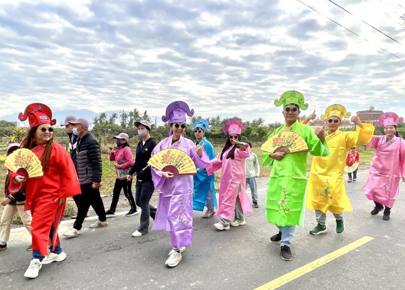 鹽埔健康協會成員著古裝出場，特別吸睛。（周敏煌攝）