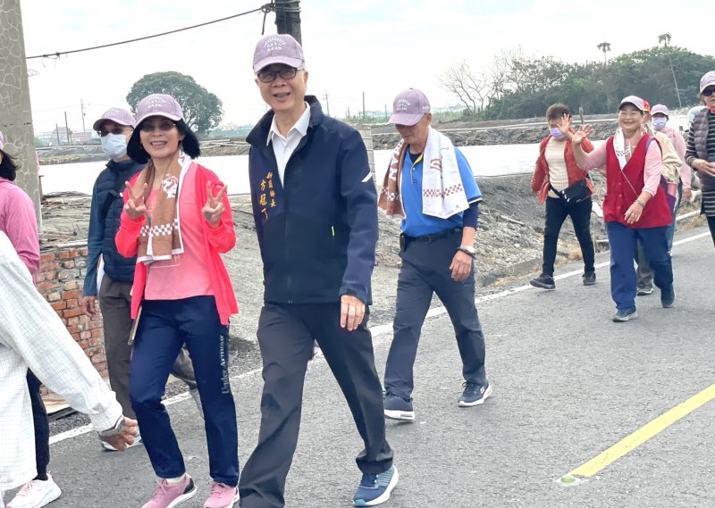 鄉長方冠丁夫婦與鄉民一起健行。（周敏煌攝）